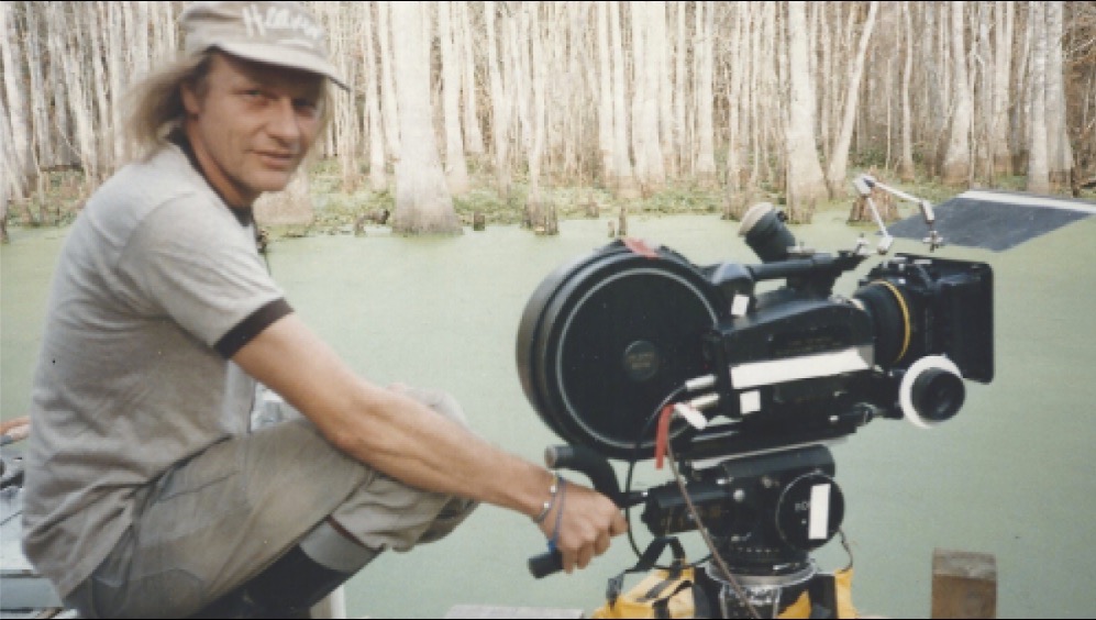 Robby Müller op de set van {{Down by Law}} (1986) van Jim Jarmusch.Ze ontmoetten elkaar op het Filmfestival Rotterdam van 1980 tijdens een boottochtje voor festivalgasten door de haven. De anekdote over hun ontmoet- ing is klassiek: Jarmusch vroeg aan Wenders waar hij Müller kon vinden, Wenders zei: bij de bar, naast de pindamachine. Jarmusch: ‘En daar zat hij, bij de bar, naast de pindamachine.’ Het kenmerkt de droge humor van de films die ze samen zouden maken.