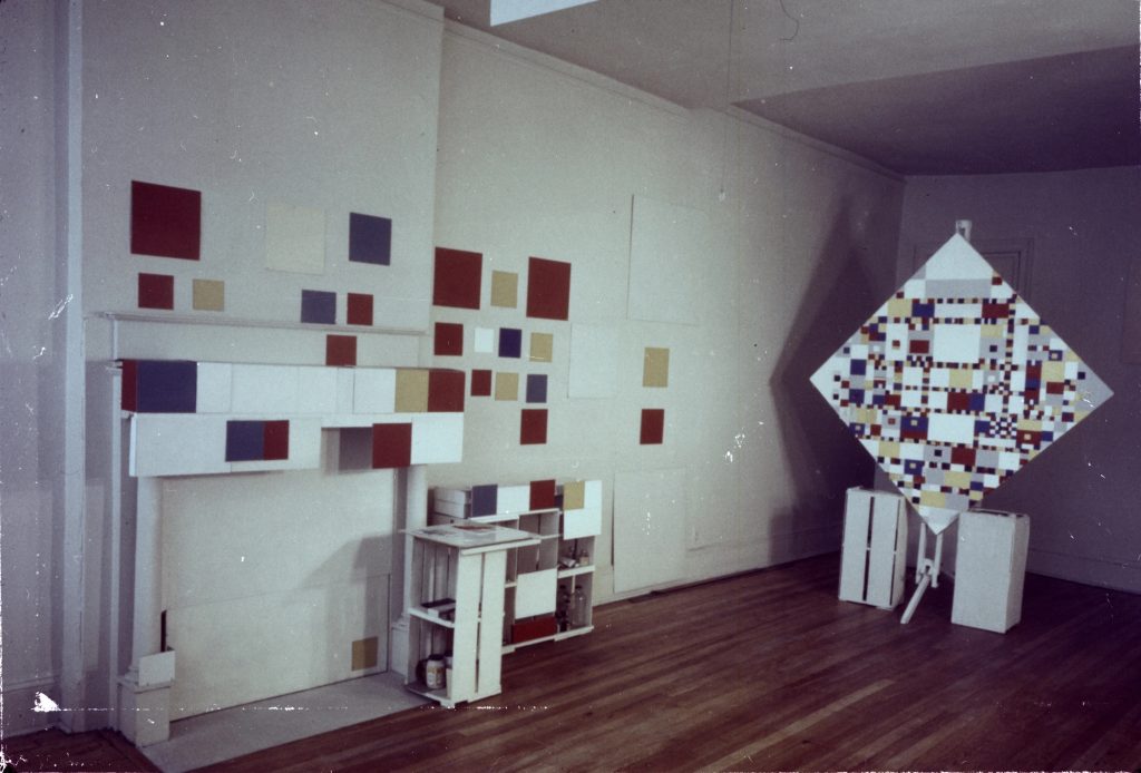 Studio van Piet Mondriaan in New York met rechts de onvoltooide {{Victory Boogie Woogie}}