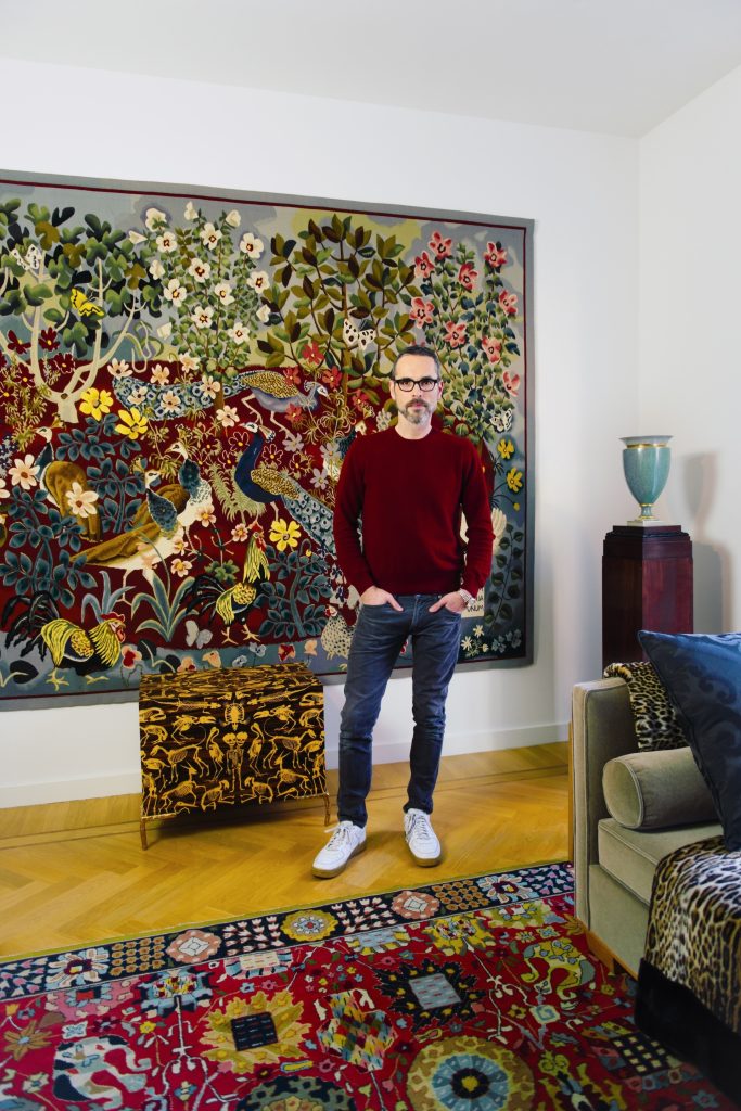 De woonkamer van Viktor Horsting met een kastje op bronzen pootjes (Studio Job): Aubusson wandtapijt L'Été uit 1943 van de Frans monnik Dom Robert de Chaunac; daybed van Jules Leleu (jaren 40), Duits tapijt (jaren 30); Art deco pedestal (België, Jaren 20); groene porseleinen vaas, Royal Copenhagen (jaren 40)
