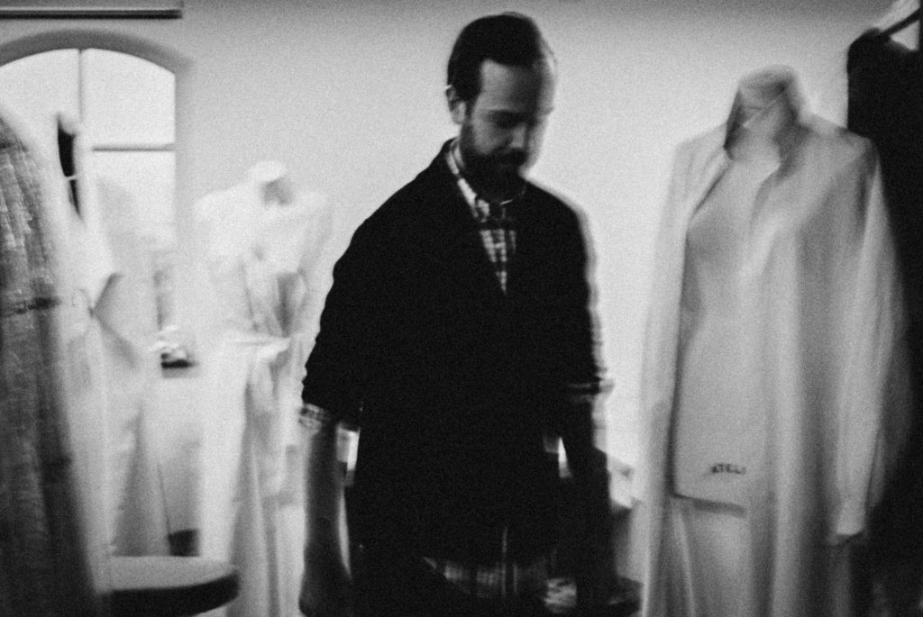 Jan Taminiau in zijn atelier in Baambrugge