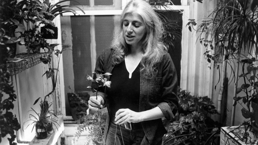 Jo Baer in het green house van haar loft in New York