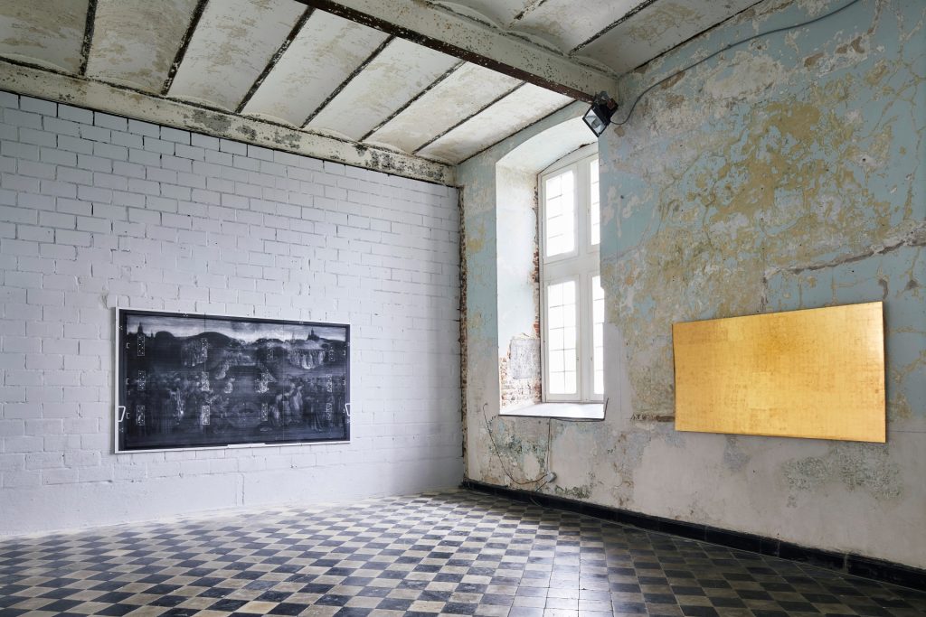 Cahrlotte Caspers, Come Closer, Sint Bavo, Gent, 2020, met links een rontgen van het middenpaneel van het Lam Gods uit 1432 van de gebroeders van Eyck, dat tussen 2016 en 2020 gerestaureerd werd