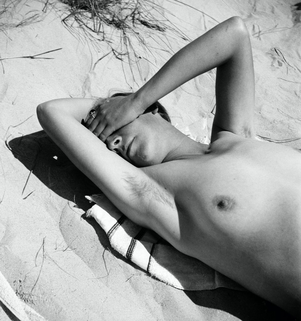 Schilderes Anneke van der Feer, foto Eva Besnyo, strand Westkapelle, Zeeland
