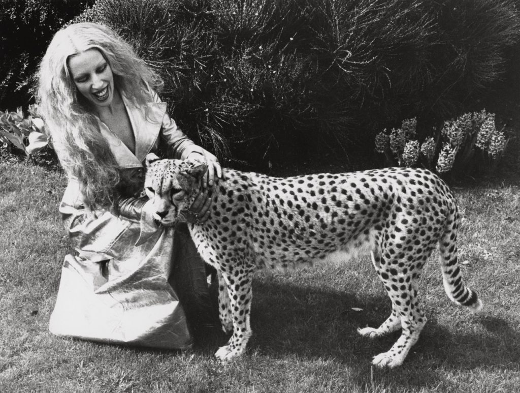 Mathilde Willink in de goudleren luipaardmantel van Fong-Leng (1972). Foto: Lucienne Bezem / Collectie Gemeentemuseum Den Haag