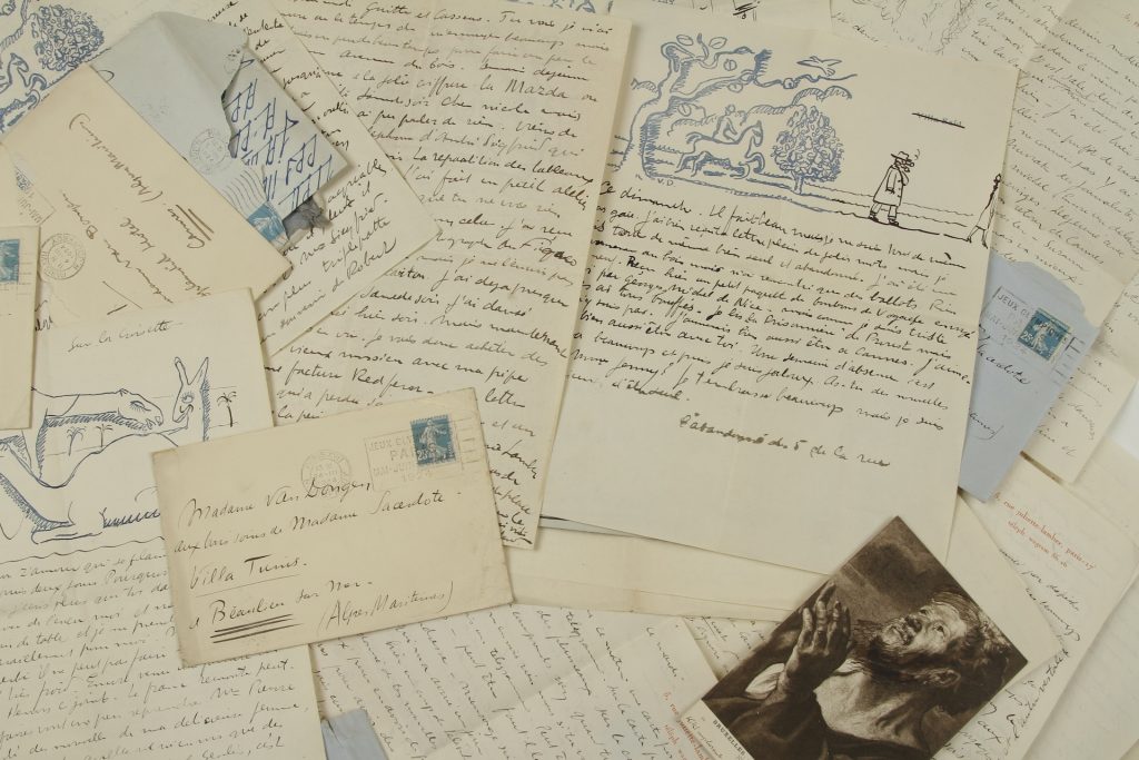 {{Love letters}} The black-and-white photographs of Van Dongen come from the RKD - Netherlands Institute for Art History. It managed to get its hands on a unique archive of Van Dongen (1877-1968) in 2014, including illustrated letters to his girlfriend Jasmy, photographs, sketchbooks and data on various artists, movie stars, poets and writers he portrayed, thanks to an auction in Paris. Some of that material will be made accessible in an RKD Monograph by Anita Hopmans, who is working on a doctoral dissertation on Van Dongen.