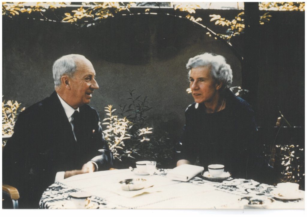 Hans Arp en Marguerite Hagenbach, zijn tweede vrouw, op de dag van hun huwelijk in mei 1959 | Fondazione Marguerite Arp, Locarno