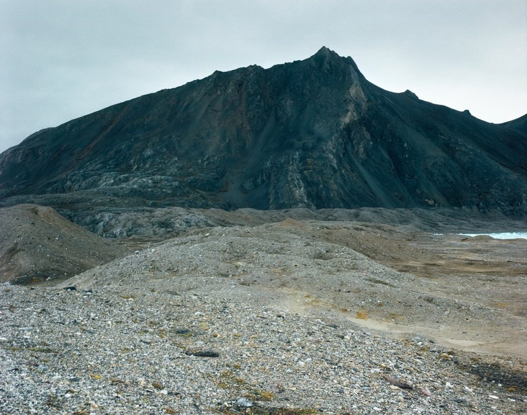 Jacqueline Hassink, Nordvågen 6, 79°00’43.3”N 12°01’41.0”E, Blomstrandbreen, Svalbard, Noorwegen (18 augustus 2016)