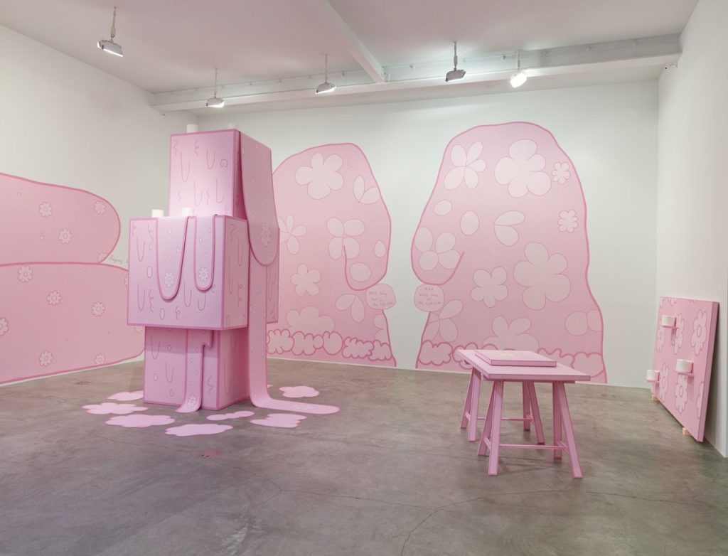 Lily van der Stokker, {{Huh}} (2014), Koenig & Clinton, New York. Foto: Jeffrey Sturges, Brooklyn