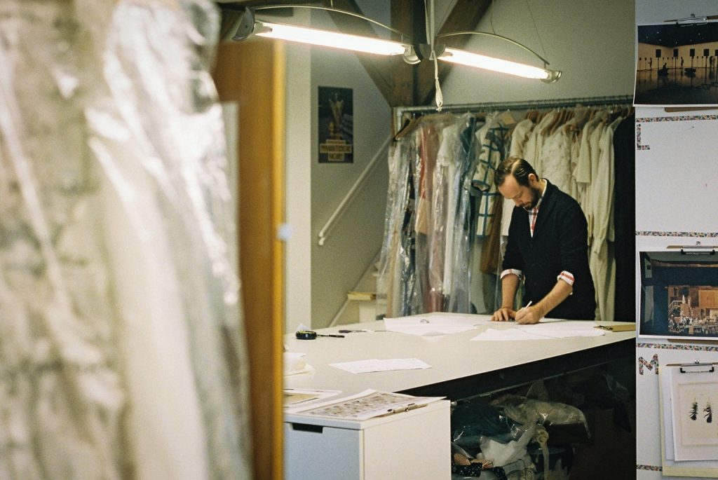 Jan Taminiau in zijn atelier in Baambrugge
