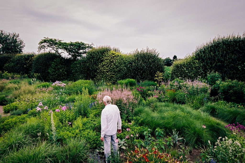 Piet Oudolf in zijn tuin. Foto: Sven Signe den Hartogh