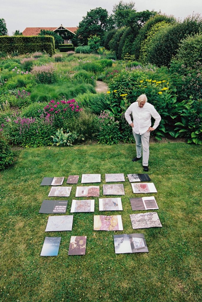 Piet Oudolf in zijn tuin. Foto: Sven Signe den Hartogh