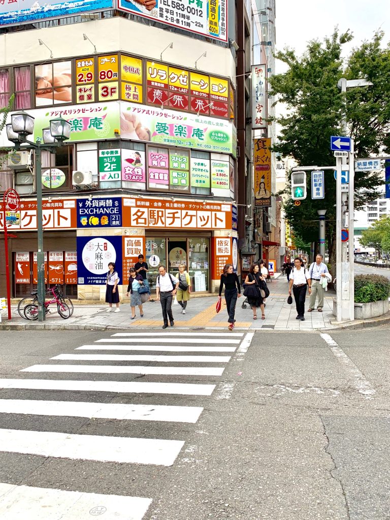Japan, Nicole Ex op een kruispunt in Nagoya