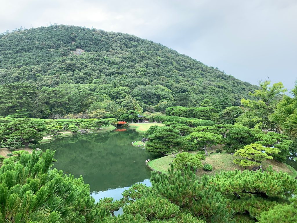 Een van de beroemdste parken van Japan is de historische Ritsurin Garden in Takamatsu met eeuwenoude dennenbomen die zorgvuldig zijn gesnoeid.