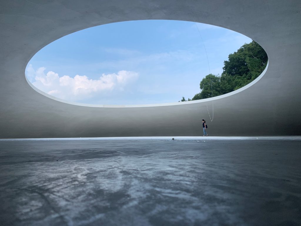 De samenwerking tussen kunstenaar Rei Naito en architect Ryue Nishizawa leidde tot het indrukwekkende Teshima Art Museum op het eiland Teshima. Onder de betonnen koepel richt de bezoeker zijn aandacht op druppels water.