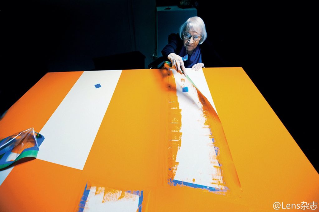 The 99-year old Carmen Herrera in her studio on Manhattan. Herrera sold her first work on her 89th. in haar studio op Manhattan.