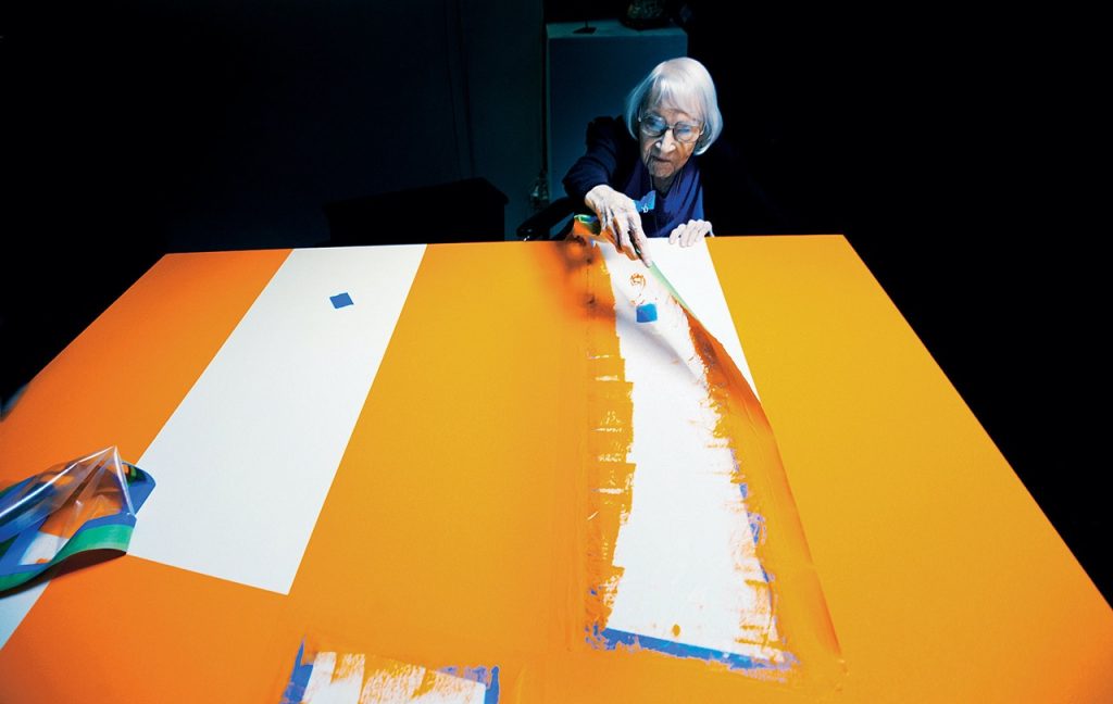 De 99-jarige Carmen Herrera in haar studio op Manhattan. Herrera verkocht haar eerste werk op haar 89e.