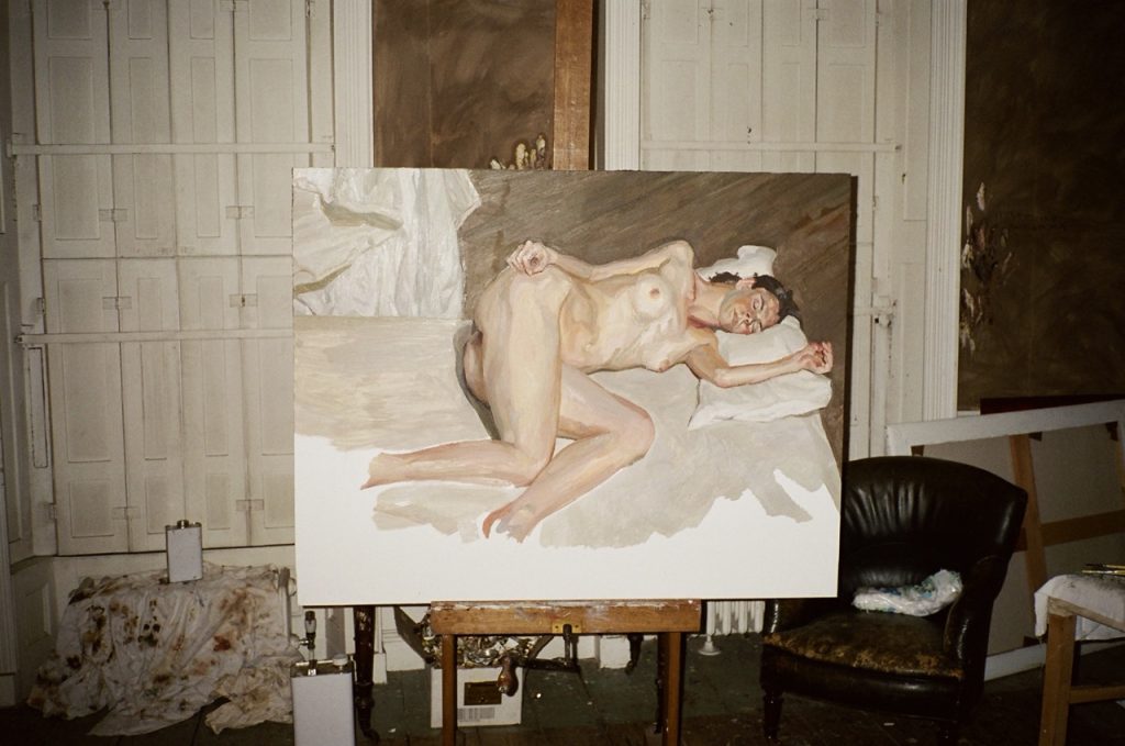 David Dawson, Studio van Lucian Freud met Portrait on a white cover, 2002-2003