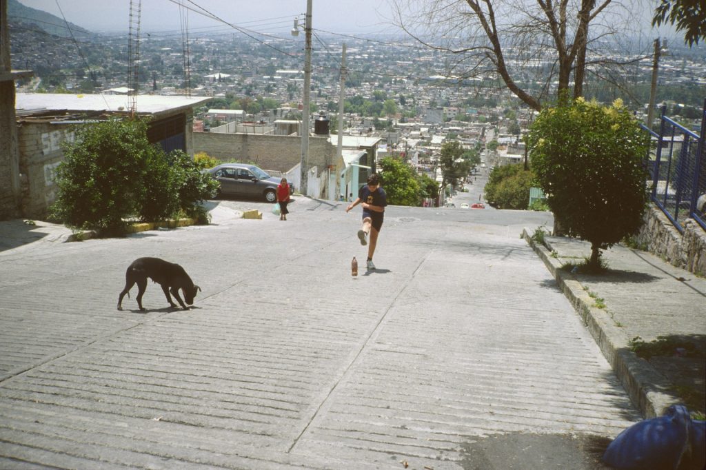 Francis Alÿs, {{Rehearsal I}}, 1999, Caracoles, Mexico Stad