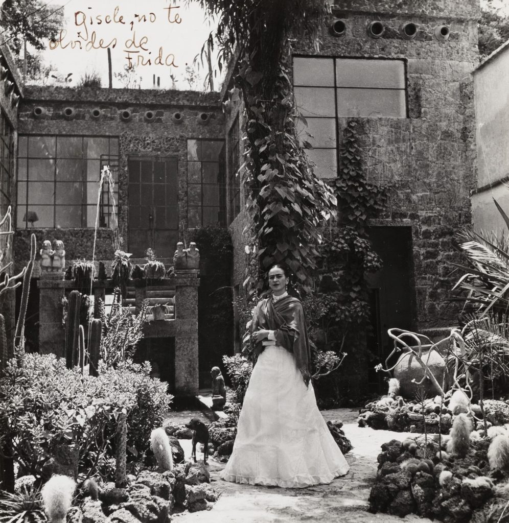 Frida Kahlo met haar hond Señor Xolotl in de tuin van Casa Azul, 1948 © Gisèle Freund