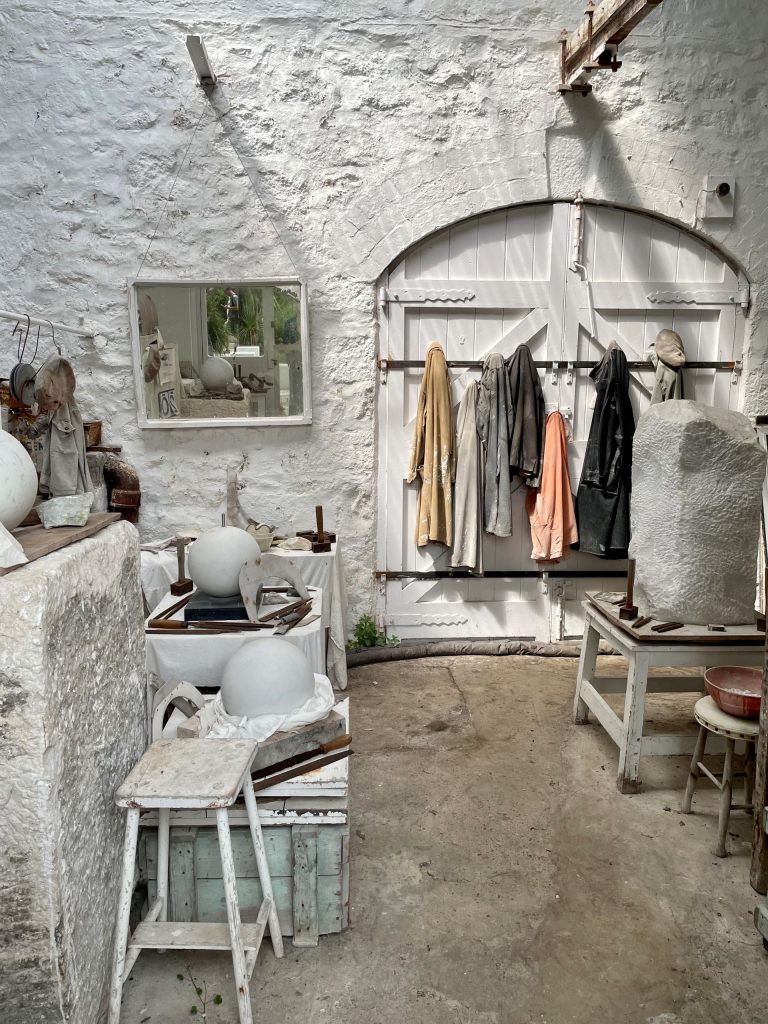 In de studio van BARBARA HEPWORTH-museum en beeldentuin-See-All-This-Magazine