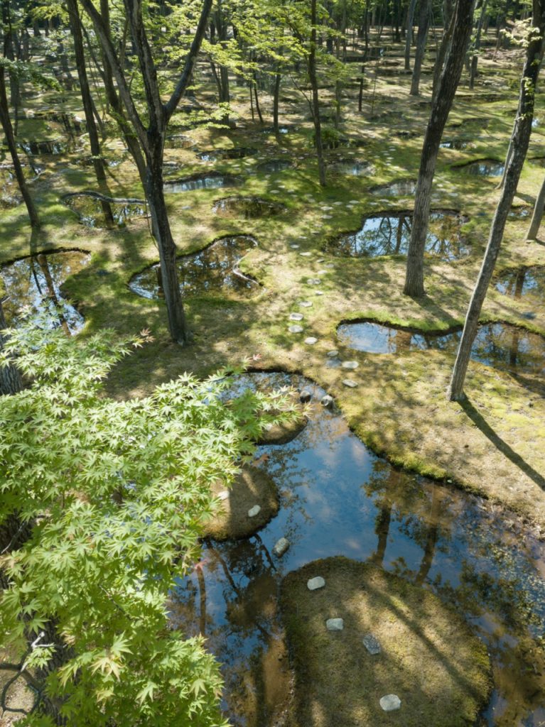 Luchtfoto van Art Biotop Water Garden, door Junya Ishigami, genesteld tussen de uitlopers van het Nasu-gebergte, Japan 2018