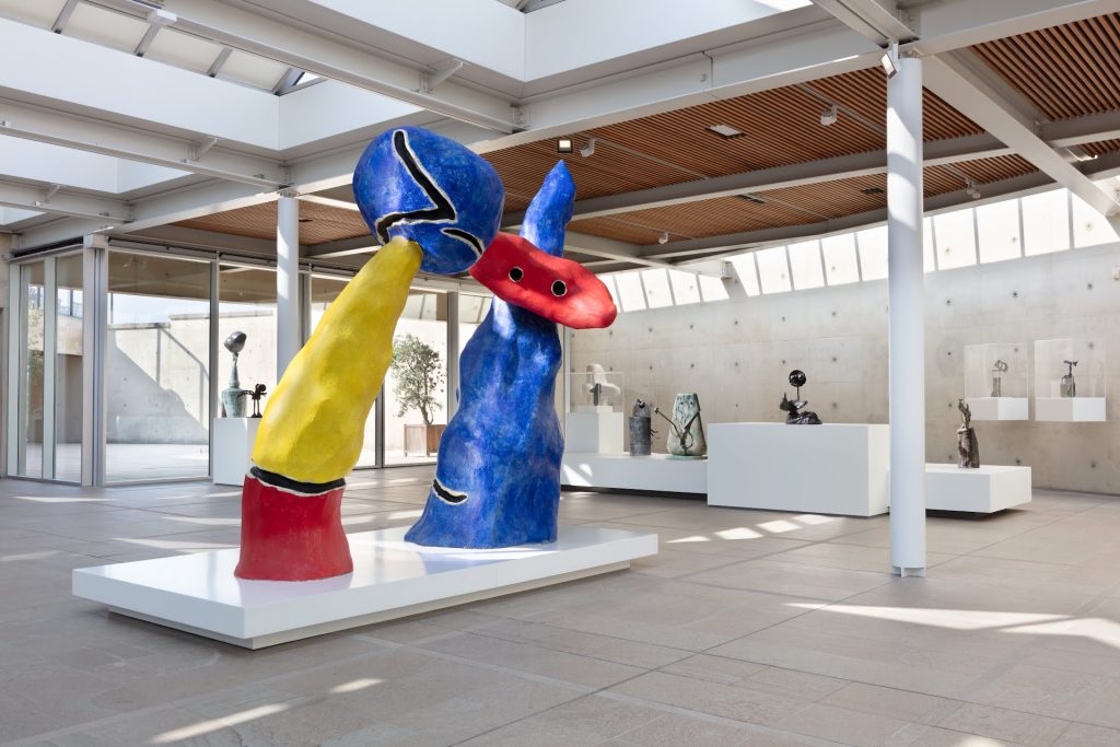 Joan-Miro-Beelden-aan-Zee-See-All-This-Art-Magazine.jpeg