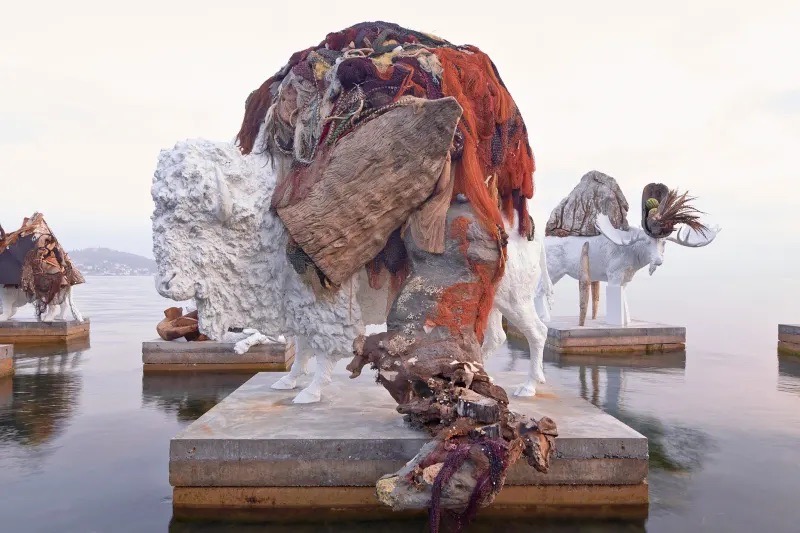Adrian Villar Rojas, The Most Beautiful of All Mothers (XII), 2015, installatie aan de oever van het voormalige huis van Leon Trotski op het eiland Büyükada, Turkije, mixed media, 340 ×290 × 328 cm