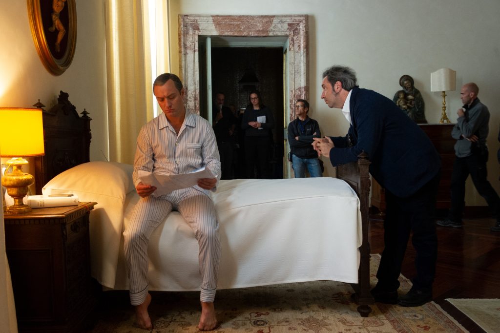 Jude Law and Paolo Sorrentino in The Young Pope, 2016, foto: Gianni Fiorito