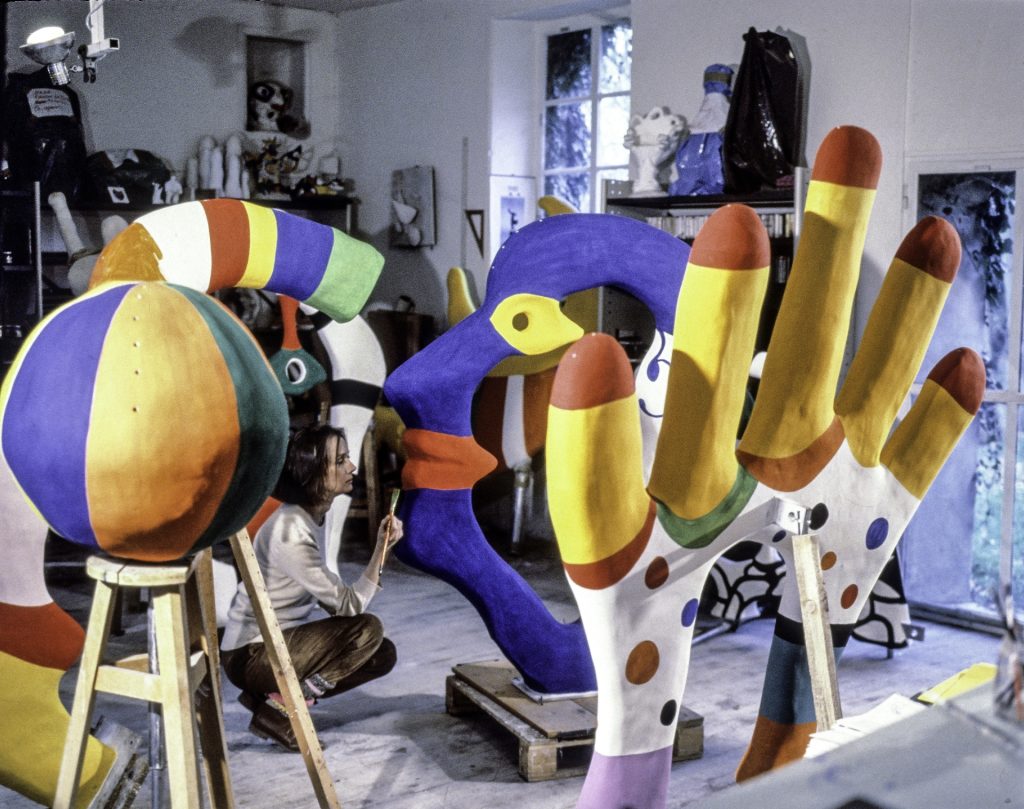 Laurent Condominas, Niki de Saint Phalle in haar atelier in Parijs, ca 1963