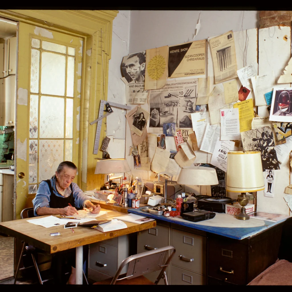 Louise Bourgeois in haar huis in Chelsea, New York