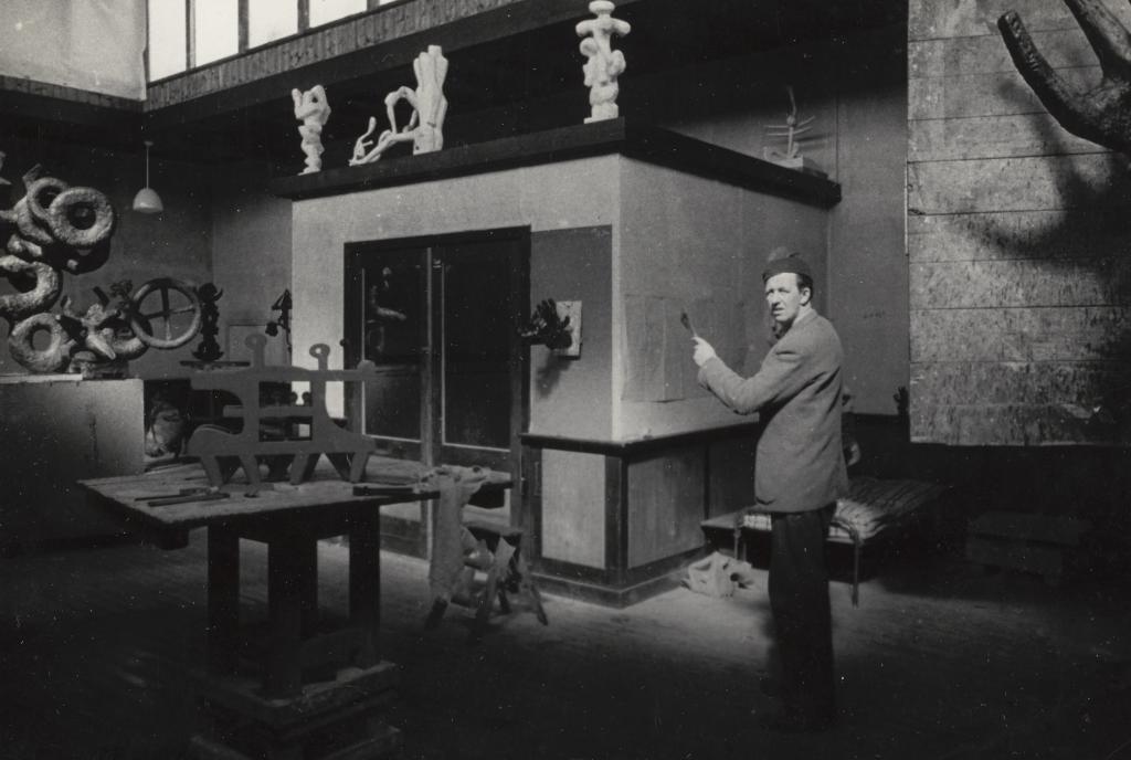 Lucebert, Atelierfoto met Willem Reijers, ca. 1957, collectie RKD