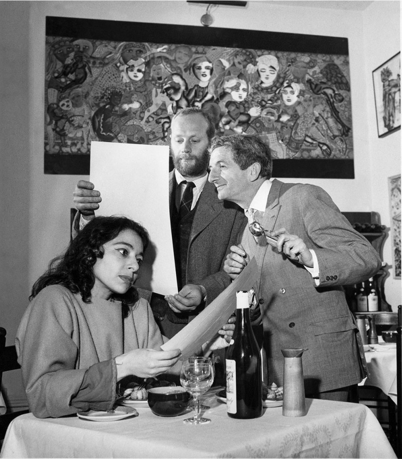 Mirka en Georges in hun bistro met kunstenaar Murray Walker, ca. 1967