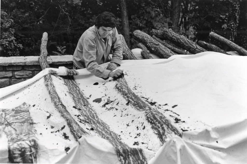 Giuseppe Penone werkt aan Verde del bosco (bosgroen), 1986, blad en schorsuitwrijvingen en natuurlijke pigmenten op doek, 264 × 583 cm, privécollectie