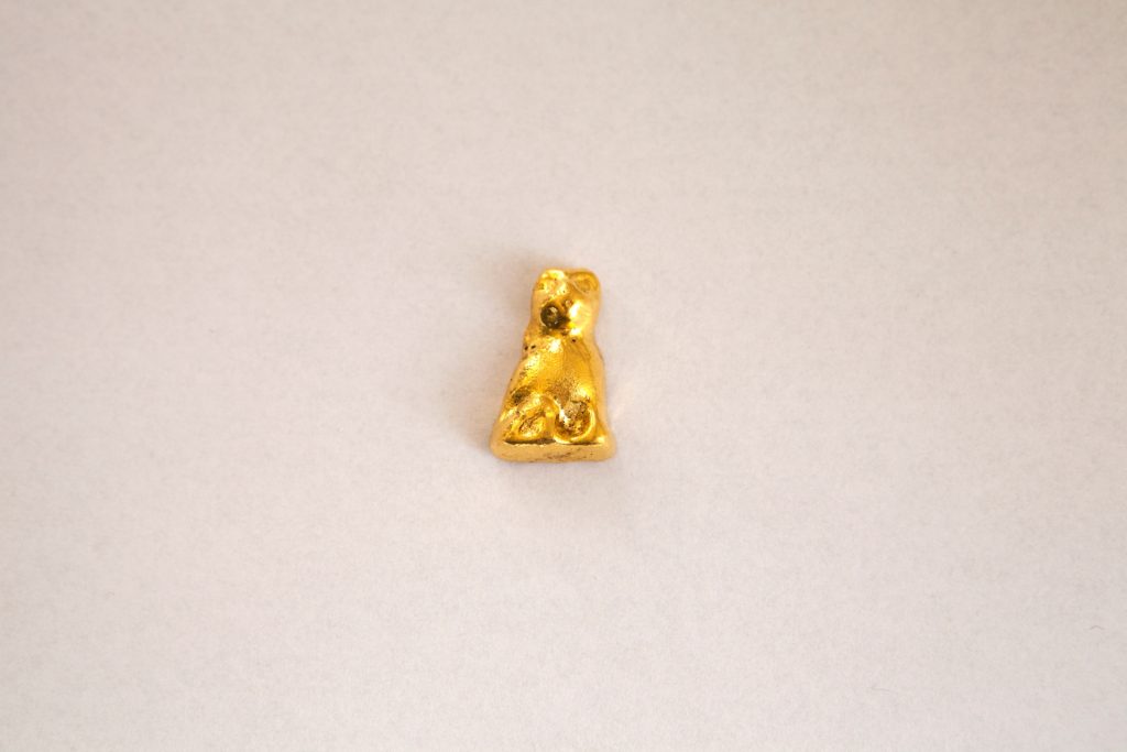 Uit liefde gaf hij haar een gouden katjes dropje als verjaarscadeau