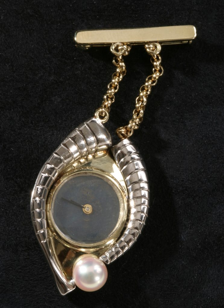 ‘Pendant-Watch-Meret-Oppenheim-ontwerp-1945-uitvoering-1985.-Foto-Dirk-Masbaum-Collectie-Design-Museum-Den-Bosch