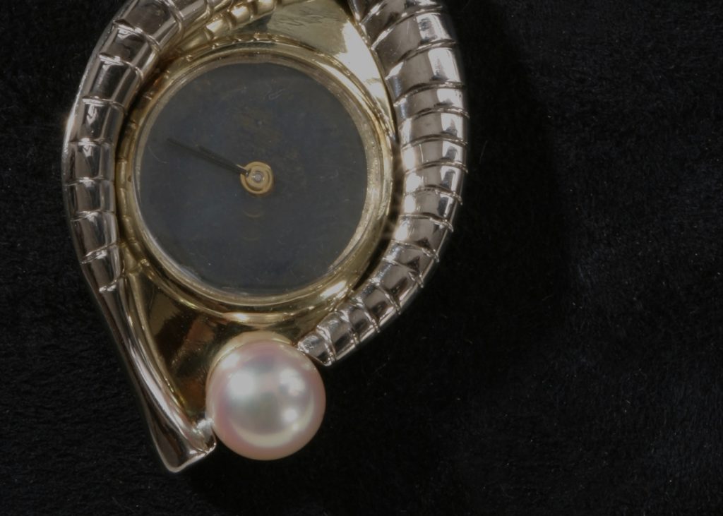 ‘Pendant-Watch-Meret-Oppenheim-ontwerp-1945-uitvoering-1985.-Foto-Dirk-Masbaum-Collectie-Design-Museum-Den-Bosch