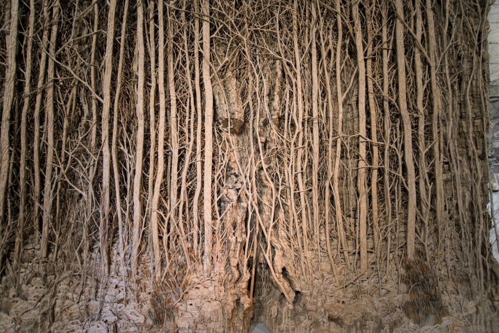 Eva Jospin, Palazzo, exhibition view, Palais des Papes, Avignon, 2023 met dank aan de kunstenaar en Mariane Ibrahim, foto: Otresson, Avignon Tourisme