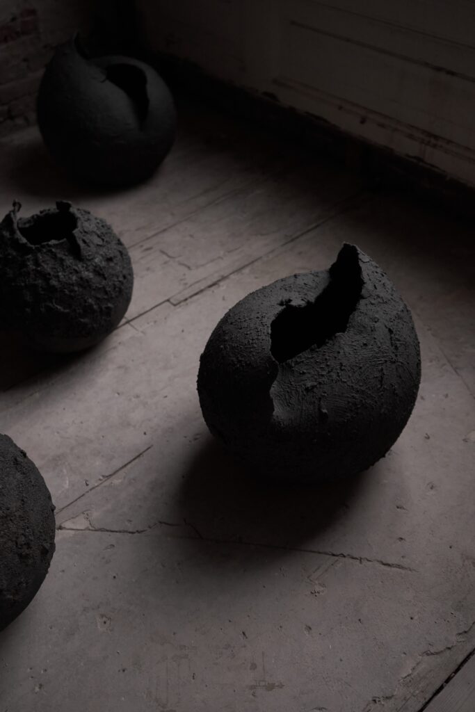 Laura Pasquino, {{3 sculpturen zonder titel}}, 2023, keramiek, 22 × 24 cm; 26 × 27 cm; 37 × 31 cm | © Sacha Verbeek & Janne Wellens