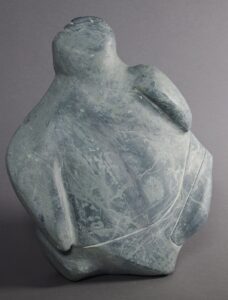 Lucy Tasseor Tutsweetok, Famille, c. 1980, Basalte (pierre), 31.2 cm × 29.4 cm ×16.2 cm | © Galerie Art Inuit Brousseau, courtesy of the artist