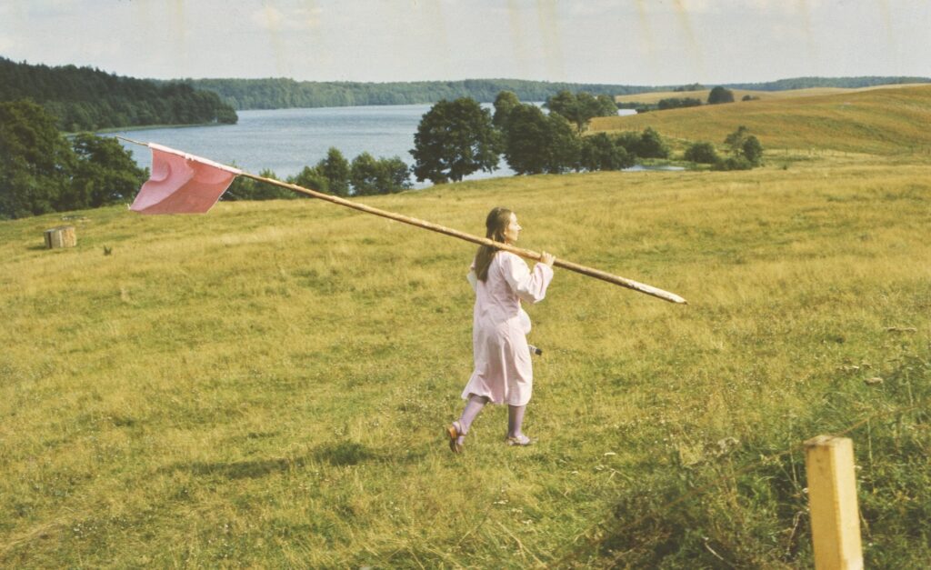 Maria Pinińska-Bereś, Annexation of the Landscape, (performance tijdens plein-air kunstbijeenkomsten van jonge kunstenaars en theoretici in Świeszyno bij Miastko), 1980 | © Fundacja im. Marii Pinińskiej-Bereś i Jerzego Beresia