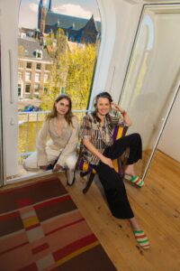Hoofdredacteur Nicole Ex (rechts) en eindredacteur Sarah Knigge (links) in hun studio in Amsterdam