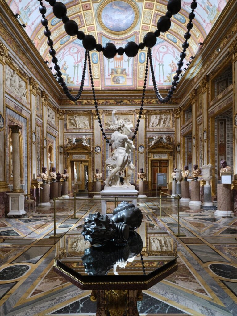Zaaloverzicht van Galleria Borghese in Rome met Wangechu Mutu’s Prayers en Old Sisters en Bernini’s Pluto en Proserpina | © Galleria Borghese