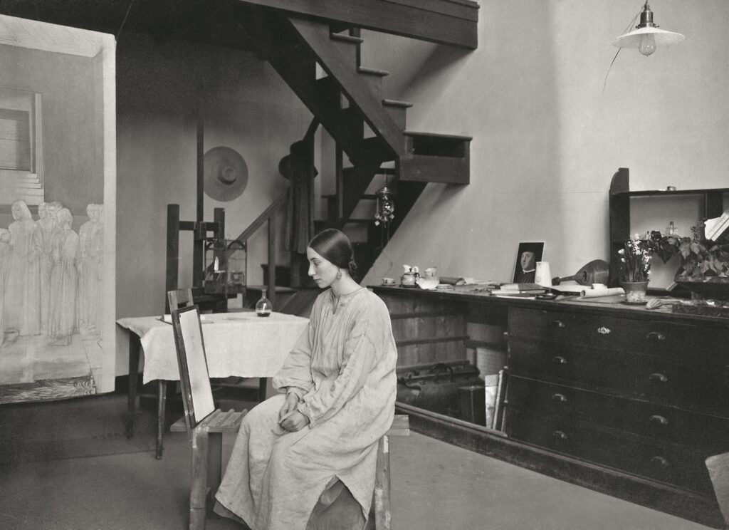 Winifred Knights in haar studio in de British School in Londen, 1923