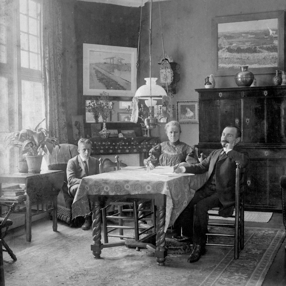 Jo (centre) in her dining room, surrounded by Van Gogh's paintings. On the left: her son Vincent, on the right: her second husband Johan Cohen Gosschalk (photo: Bernard Eilers, 1910-1911).