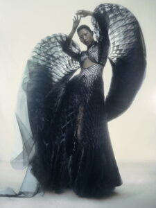 Een van de ontwerpen uit Sympoiesis, de nieuwste collectie van Iris van Herpen, gepresenteerd tijdens de Paris Haute Couture week, juli 2025 © Rob Rusling