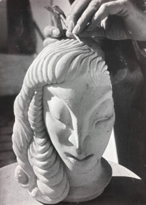 Kots werkzaam aan gipsportret, ca 1930 | erven Kots