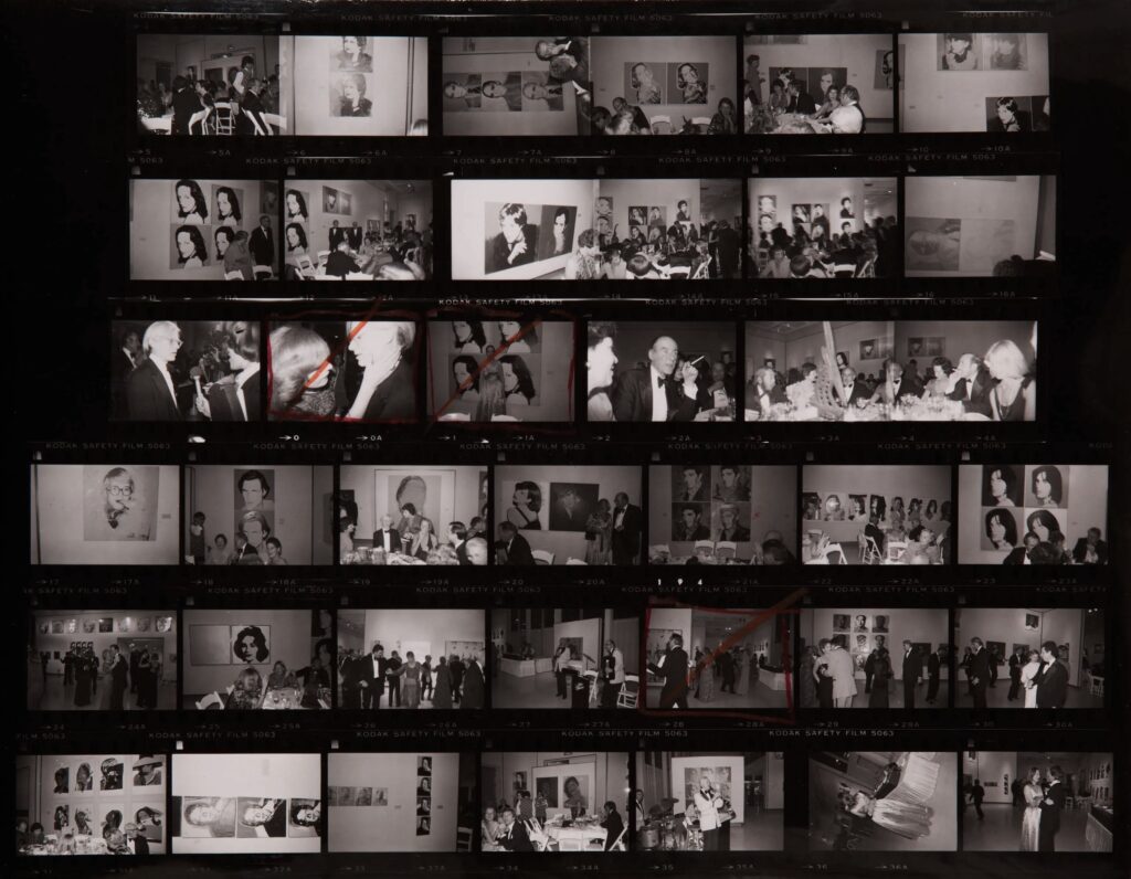 Andy Warhol en vrienden op de opening van zijn tentoonstelling {{Andy Warhol Portraits}} in het Seattle Art Museum, 18 november 1976