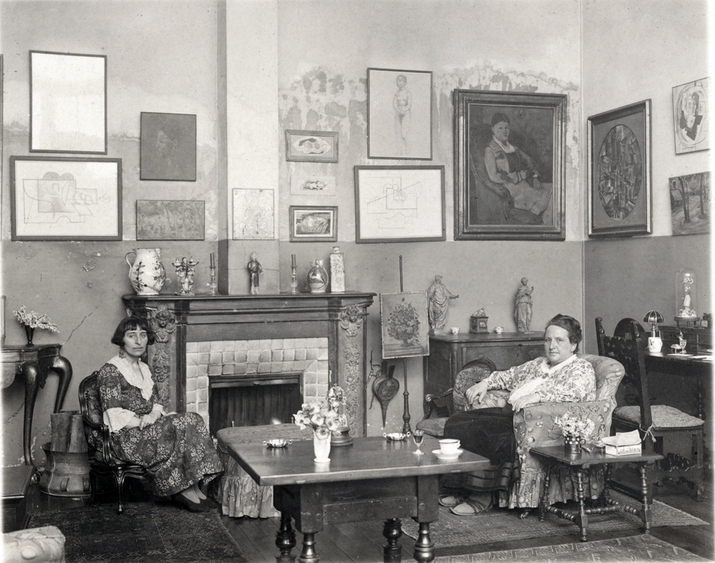 Alice B. Toklas en Gertrude Stein in hun huis in Parijs