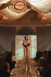 Nicole Ex tijdens haar speech, The Dinner Party, See All This, 6 december 2025