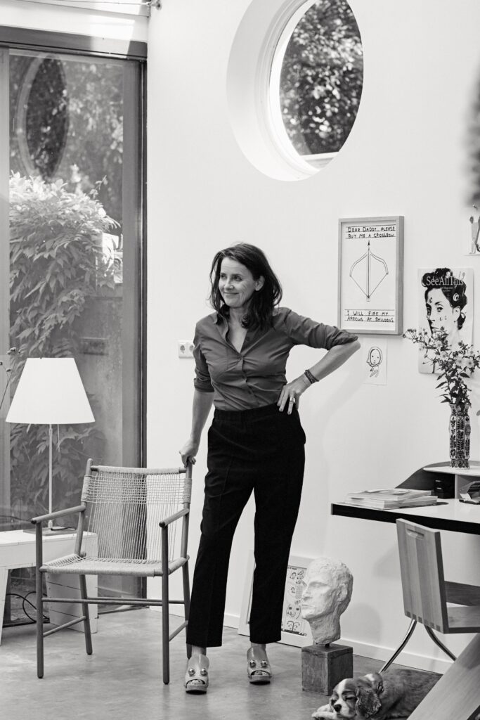 Nicole Ex in haar huis, met op de achtergrond een werk van David Shrigley en een handgemaakte stoel van Bijoy Jain van Studio Mumbai (gastcurator van See All This #32) | foto: Sanja Marusic